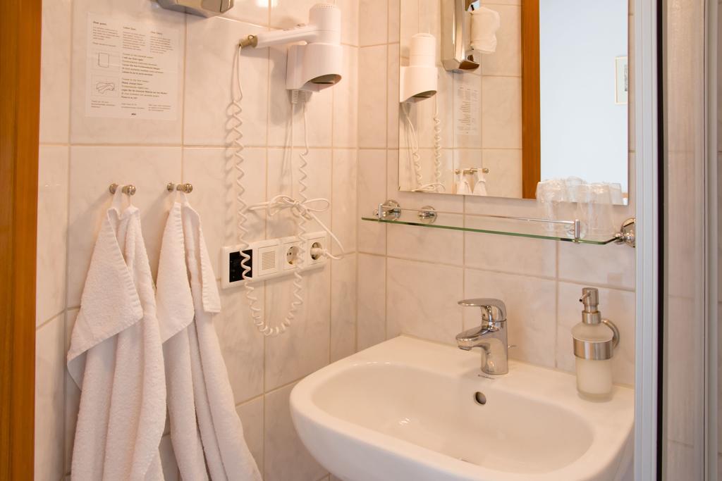 Gaestehaus Zur Kurve Zirndorf Oda fotoğraf